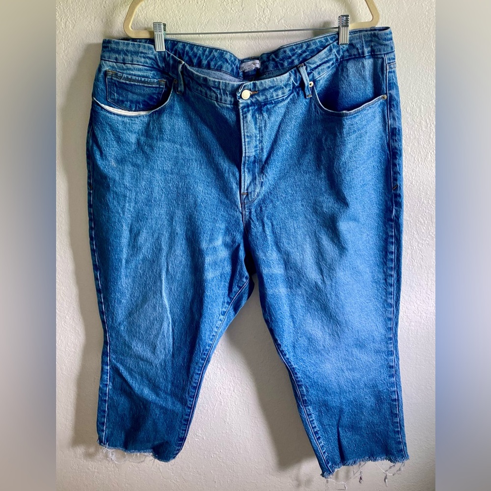 3/$20! GOOD AMERICAN Cropped Cut-Off Jeans